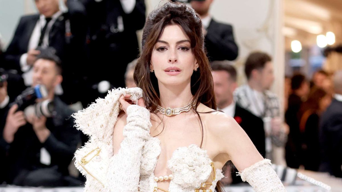 La actriz, Anne Hathaway durante la alfombra de la Met Gala 2023.