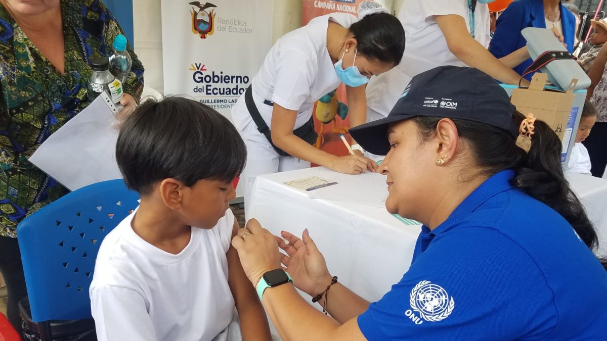 El pequeño Reinaldo, de 8 años de edad, recibe la vacuna en la unidad educativa Ileana Espinel.