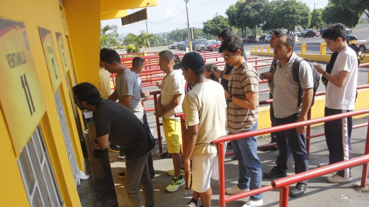 A la hora del almuerzo de este martes 2 de mayo la fila en las boleterías del Estadio Monumental lucían así.