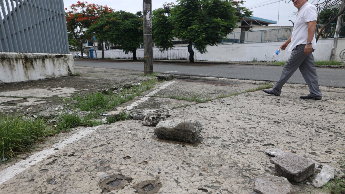 En las veredas de la ciudadela Bolivariana se observan piedra y tierra en lugar de cemento..