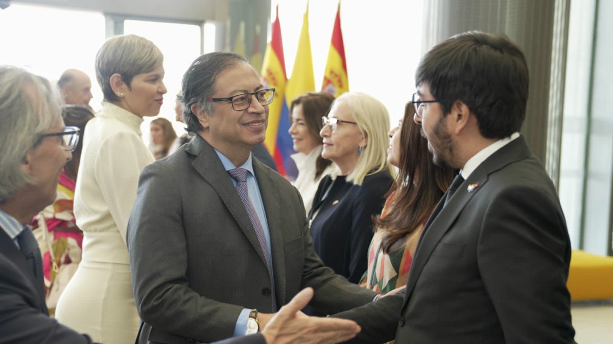 El presidente de Colombia, Gustavo Petro (c), ha llegado este martes 2 de mayo de 2023 a Madrid en su primera visita de Estado a España, con el objetivo de robustecer las relaciones bilaterales.-