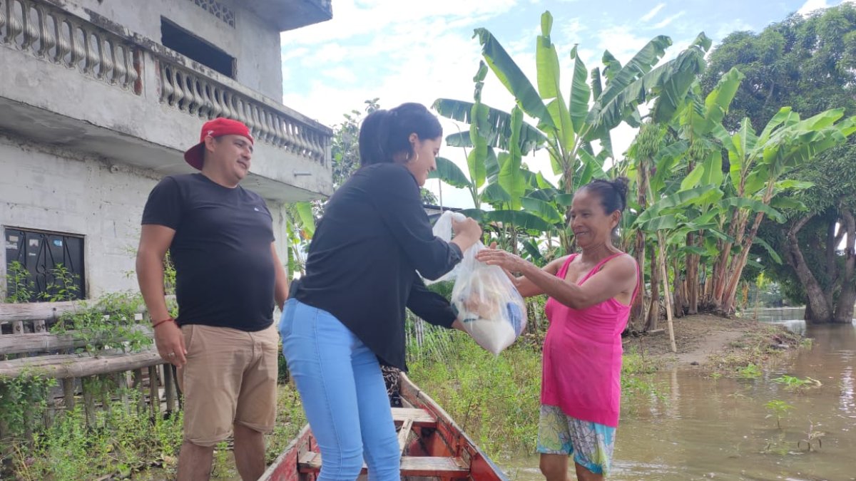 Integrantes de un grupo juvenil solidario de la parroquia El Laurel llevaron raciones alimenticias a 200 familias de esa inundada y aislada zona rural.