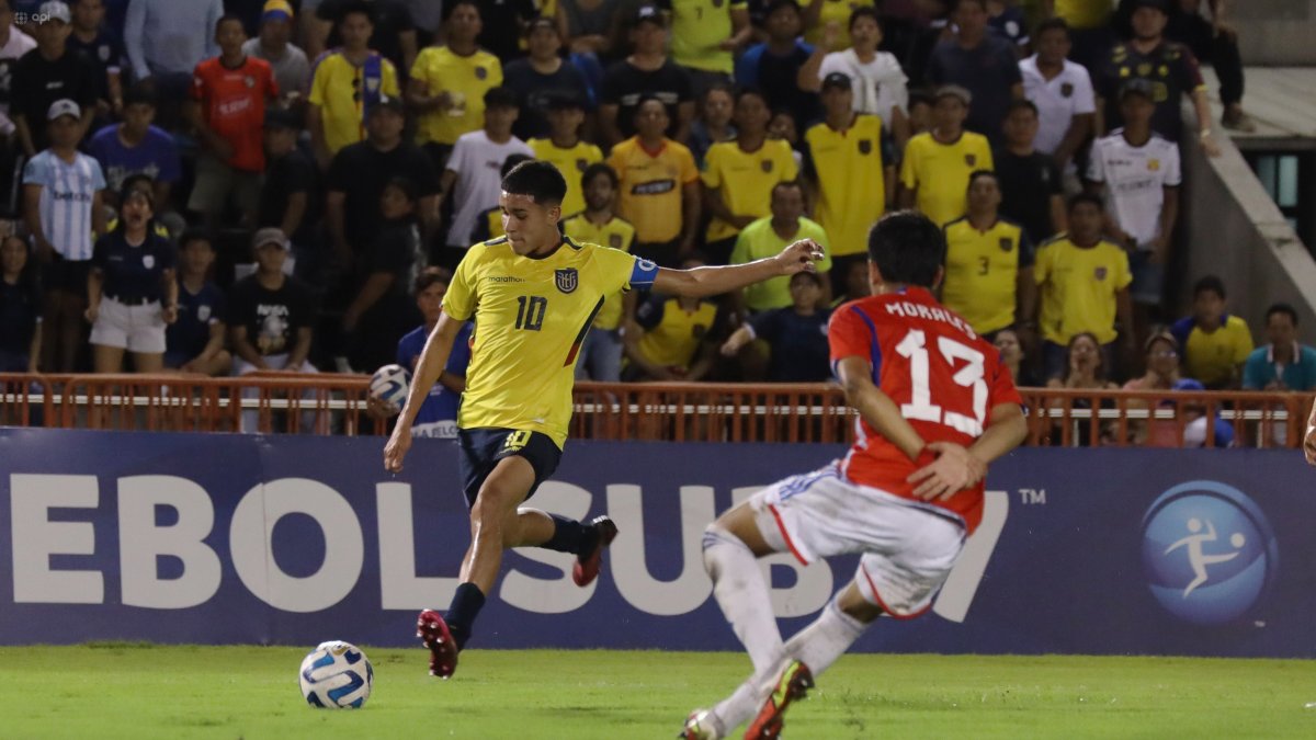 El mediapunta ecuatoriano (i), próximo a cumplir los 16 años el 4 de mayo, es uno de los futbolistas con mayor proyección en el país.