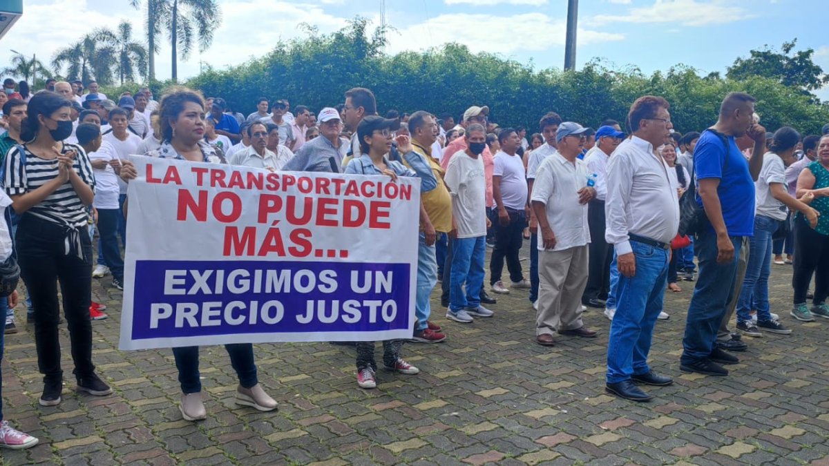 Un centenar de transportistas reclaman por el alza de pasajes.