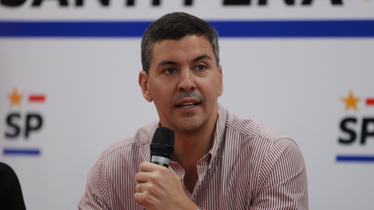 El presidente electo de Paraguay, el oficialista Santiago Peña, habla durante una rueda de prensa hoy 2 de mayo de 2023, en Asunción (Paraguay).  