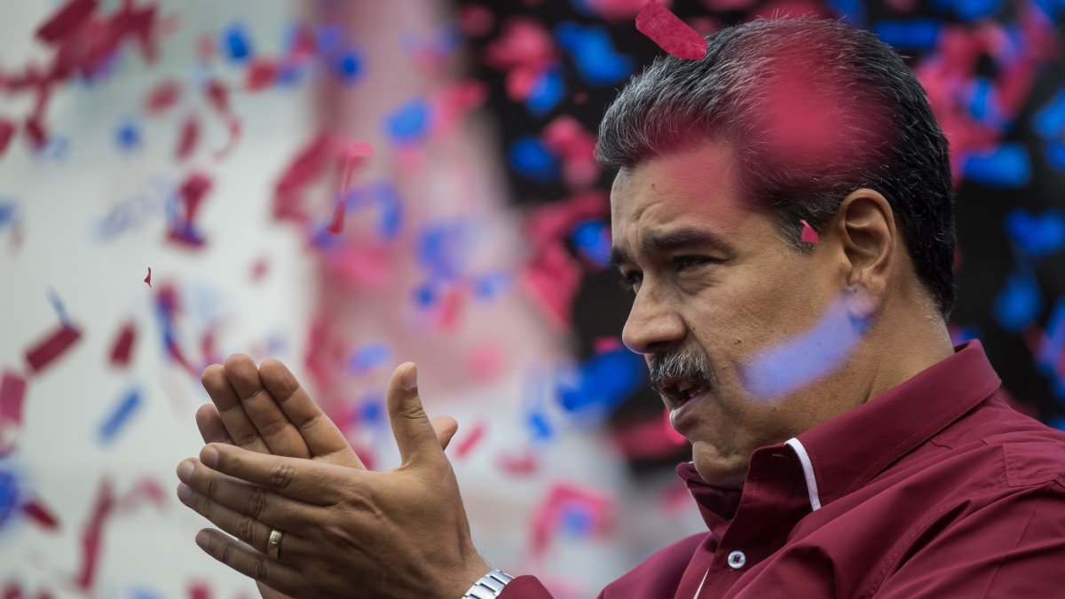 El presidente de Venezuela, Nicolás Maduro, participa durante la conmemoración por el Día Internacional del Trabajador ayer en Caracas (Venezuela). 