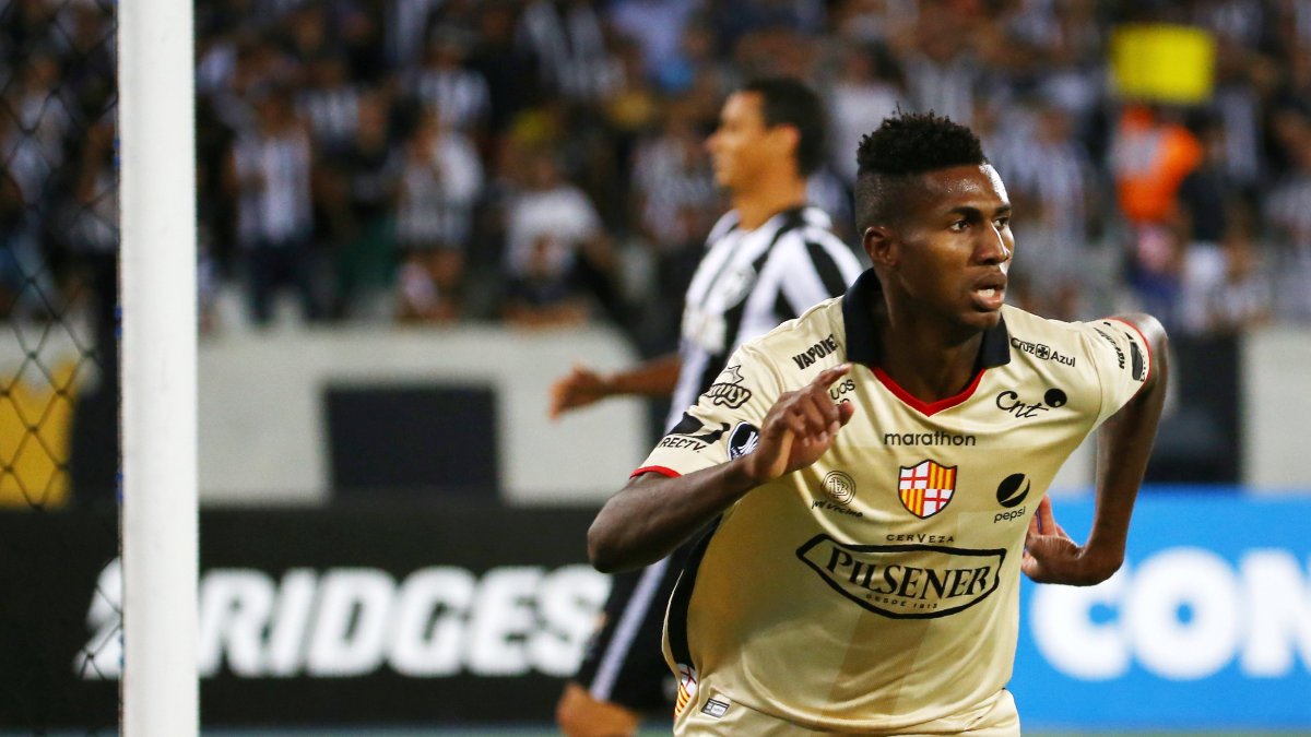 Foto de archivo de José Ayoví en unos de los enfrentamiento por Copa con Barcelona.