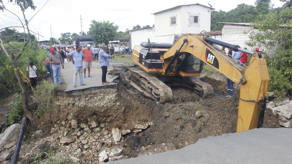 Luego de que los residentes de la comuna Casas Viejas cerraran un tramo de vía a la costa, un equipo de la Prefectura del Guayas llegó al sitio para empezar a construir un paso lateral temporal.