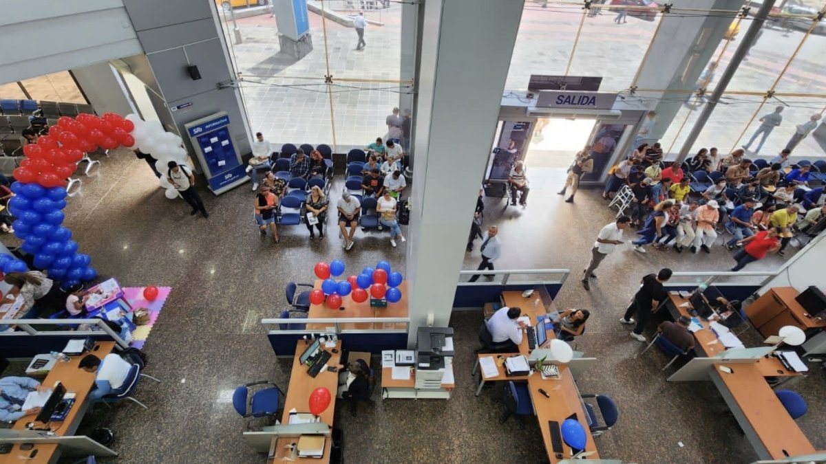 Usuarios esperan ser atendidos en una oficina del SRI en Guayaquil.