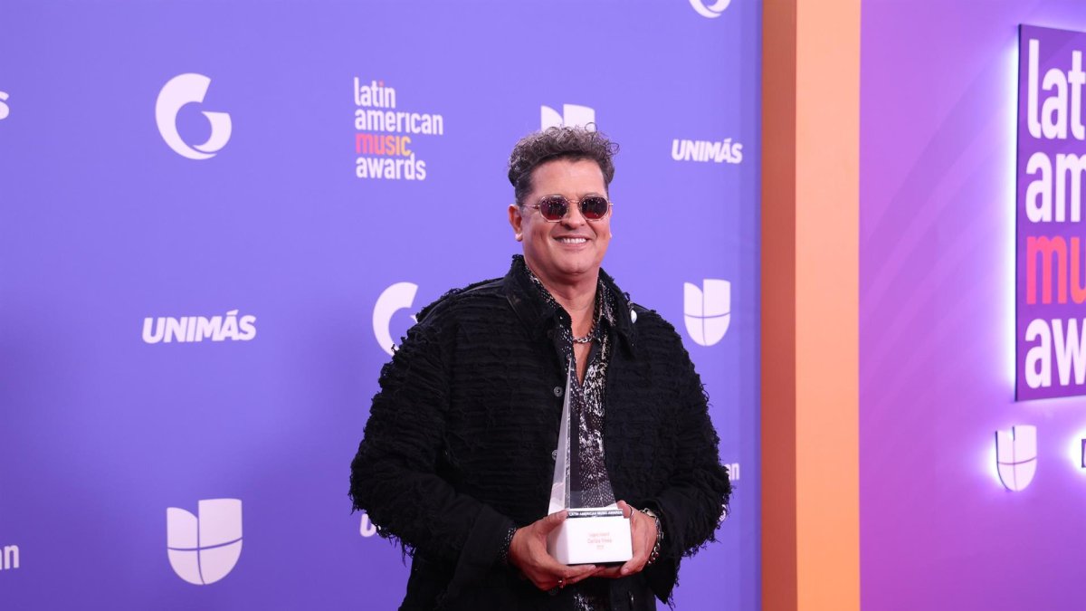 El cantante colombiano Carlos Vives posa con su galardón de los Latin American Music Awards.