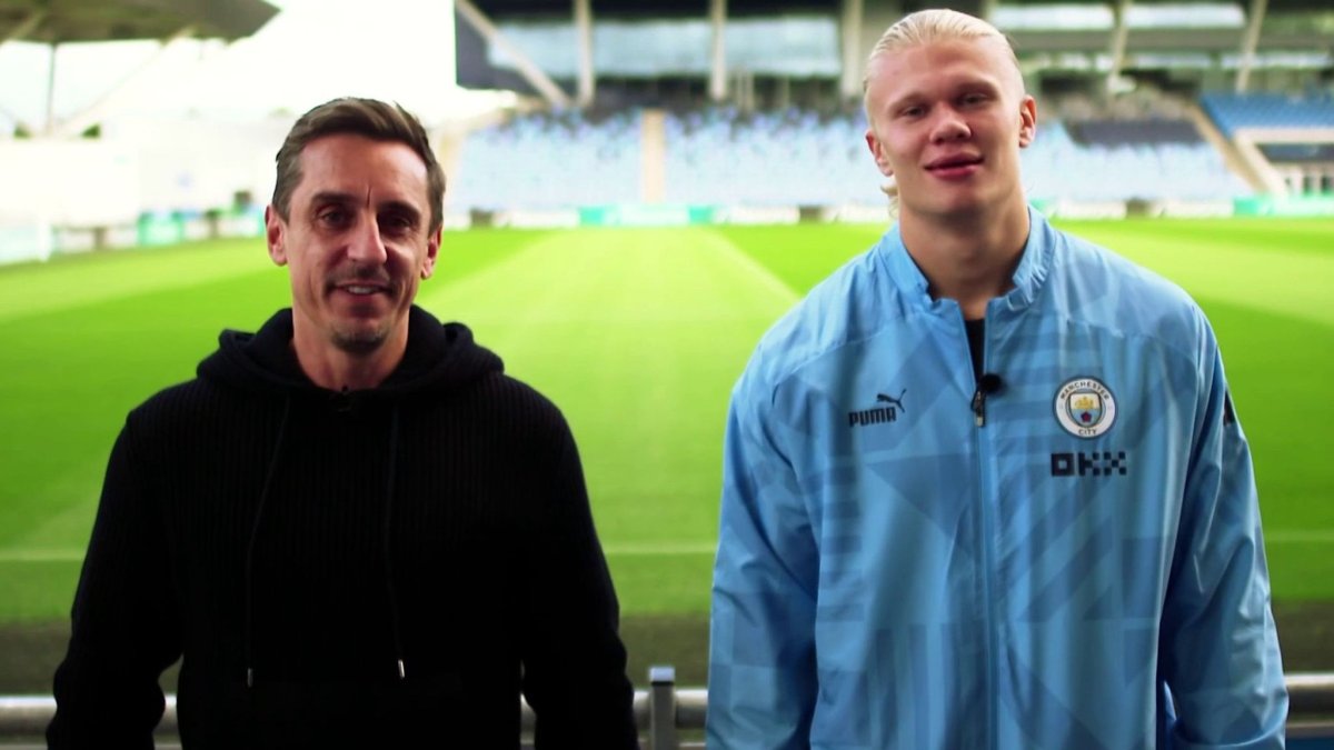 Gary Neville (i) y Erling Haaland (d) durante una entrevista en octubre de 2022 para Sky Sports.