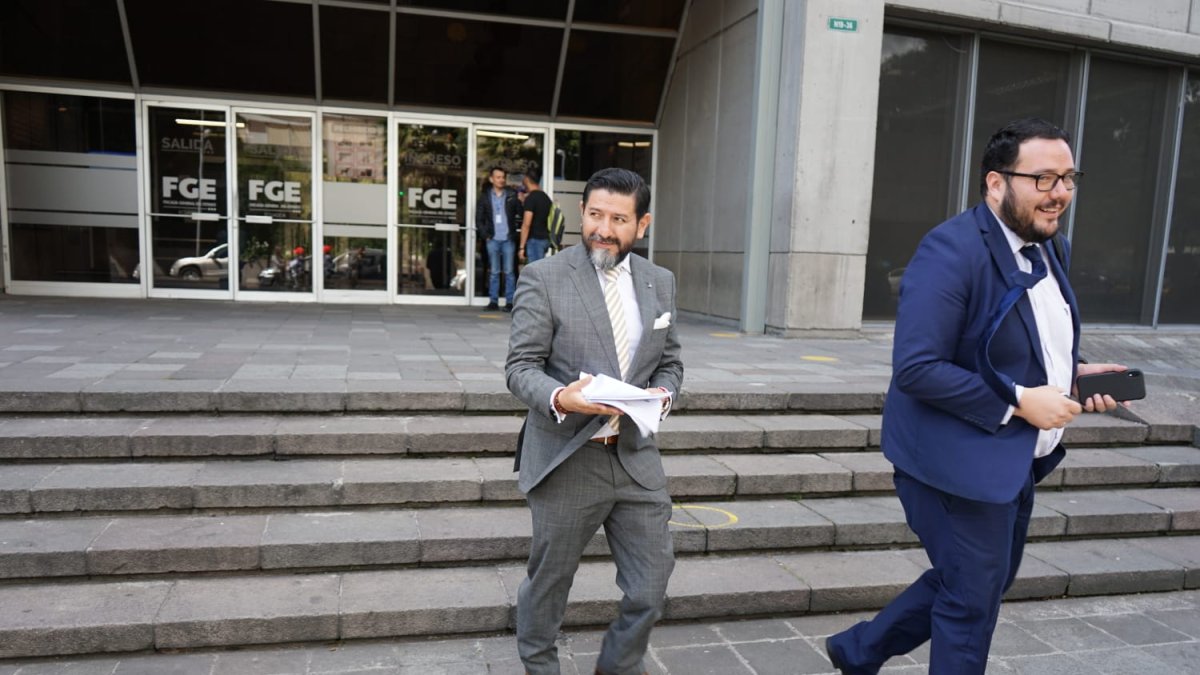 Abogado. Washington Andrade acompañó a la legisladora Mireya Pazmiño para su diligencia en la Fiscalía.