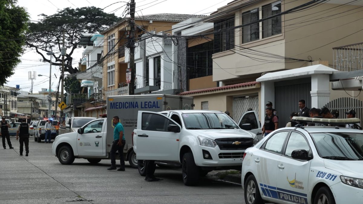 El hombre fue asesinado dentro de su vehículo.