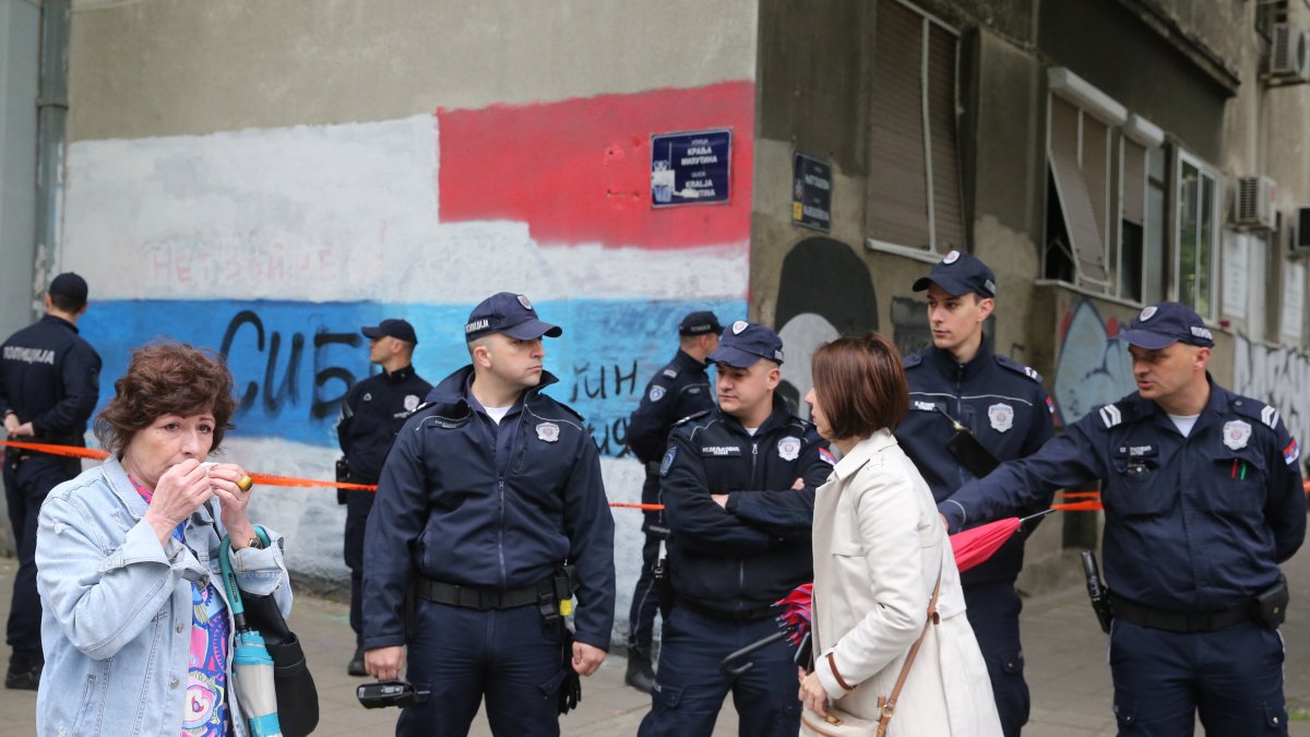 La policía investiga este terrible asesinato en un colegio de Belgrado.