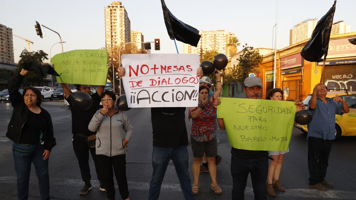 Acción. Vecinos de Matta Sur se manifiestan con banderas y pancartas.
