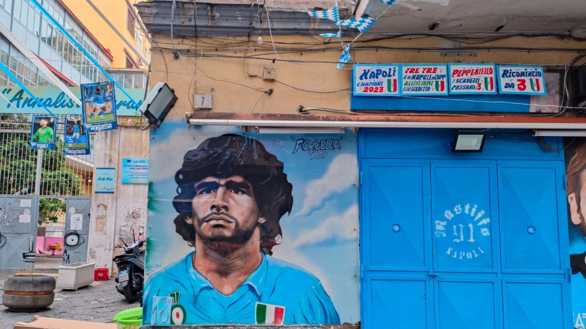 Vista de un mural dedicado al exfutbolista argentino del Nápoles Diego Armando Maradona. Para muchos en la ciudad sureña, el eterno 10 argentino, que jugó entre los años 1984-1991, es napolitano.