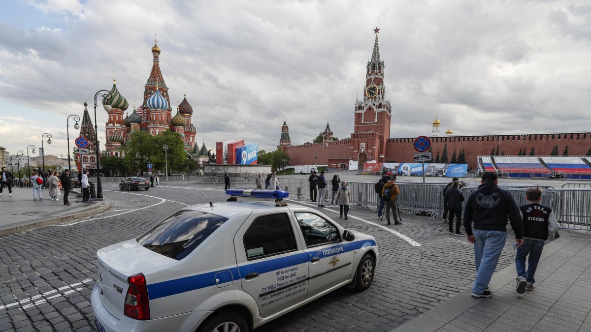 Un coche de policía frente al Kremlin y la Plaza Roja de Moscú, este miércoles.