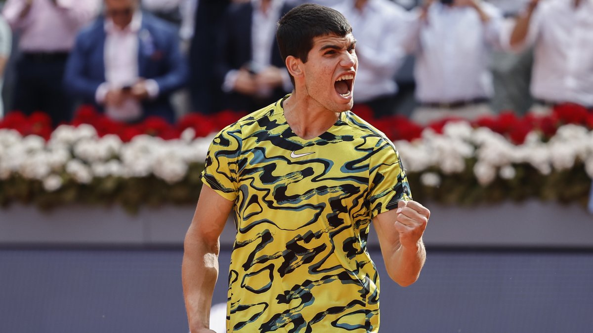 El tenista español Carlos Alcaraz celebra la victoria ante el ruso Karén Khachanov, durante el partido correspondiente a los cuartos de final del Mutua Madrid Open de tenis,.
