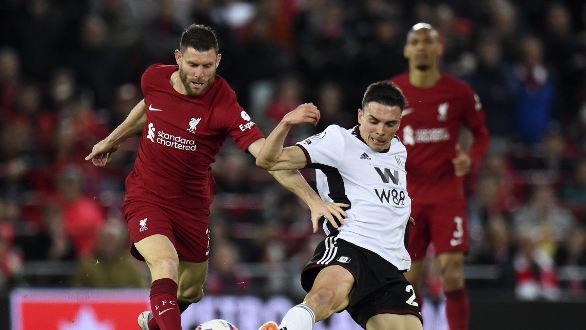 Milner peleando el balón contra un jugador del Fulham.