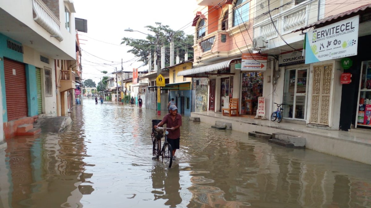 Poblador se abre paso en una calle del centro de Santa Lucía, cantón de Guayas.