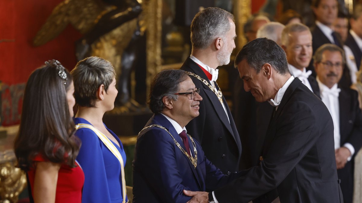 El presidente del Gobierno, Pedro Sánchez (d), saluda a su homólogo colombiano, Gustavo Petro, a su llegada a la cena de gala que los Reyes de España ofrecen este 3 de mayo.