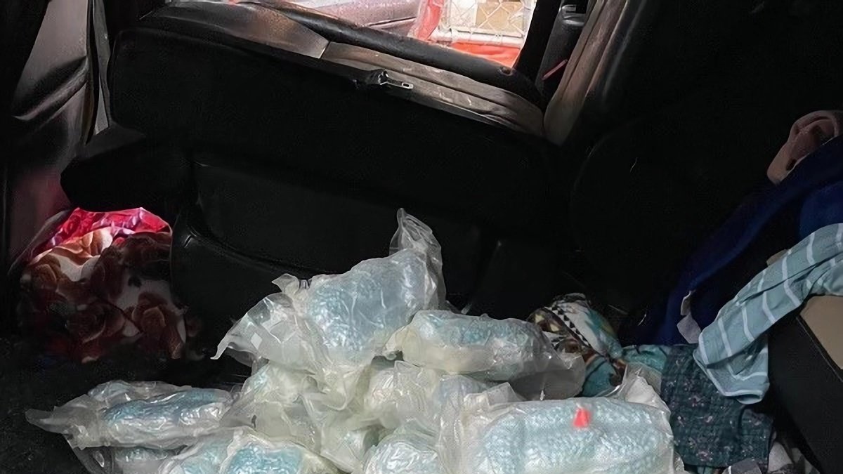 Se muestran las bolsas   con 5 kilos de fentanilo en polvo decomisados el el tanque de combustible de un vehículo en el distrito de El Bronx, Nueva York (EE. UU). 