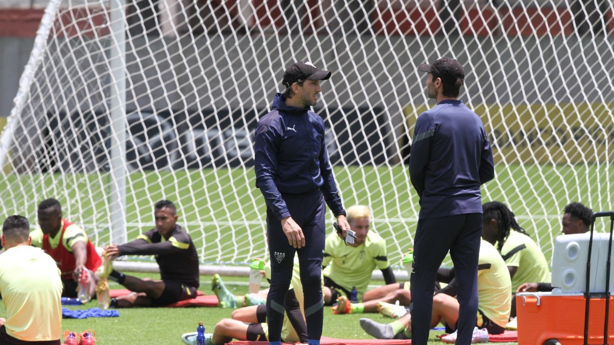El entrenador Luis Zubeldía (i) resaltó la gran plantilla con la que cuentan los albos.