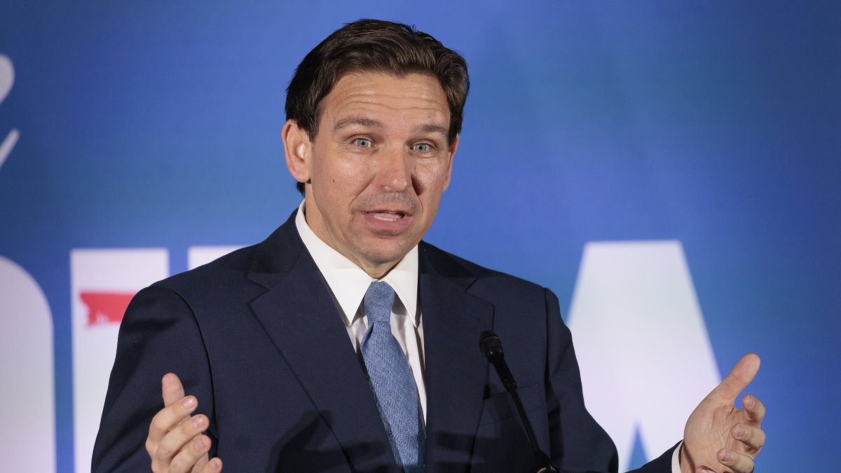 Fotografía de archivo fechada el 1 de abril de 2023 donde aparece el gobernador de Florida Ron DeSantis mientras habla durante un evento.