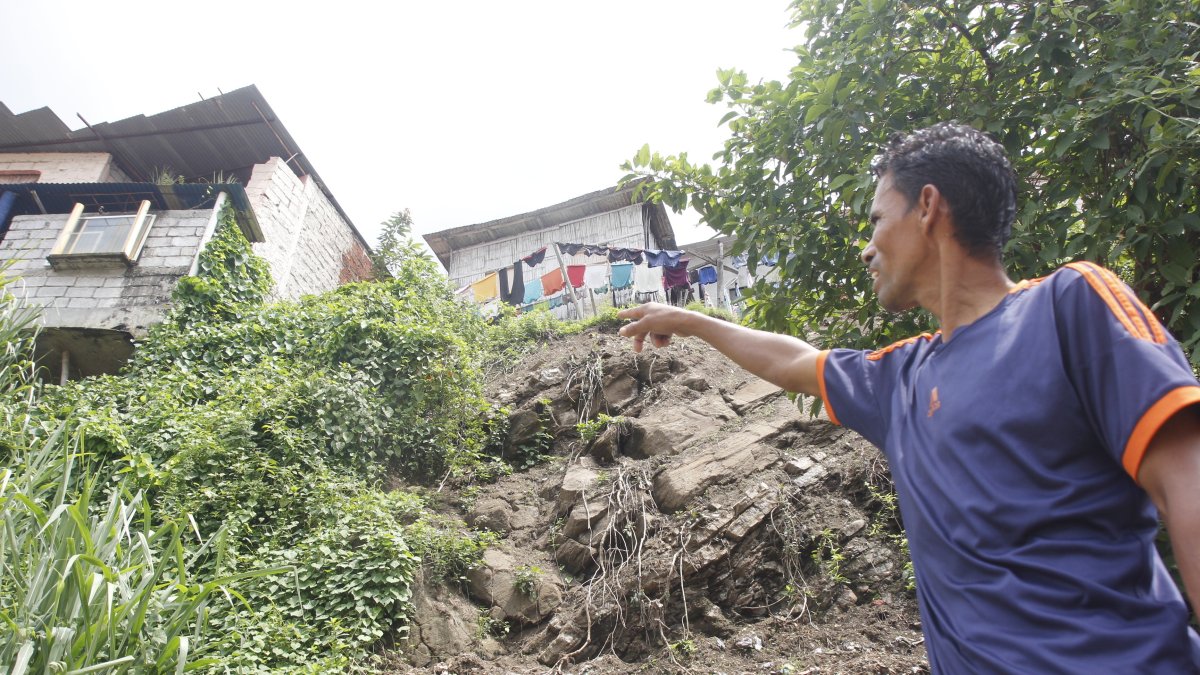 Para evitar que las viviendas levantadas en una ladera del cerro del Carmen se desplomen por la fuerza de las lluvias, sus dueños las han apuntalado con cañas y palos.