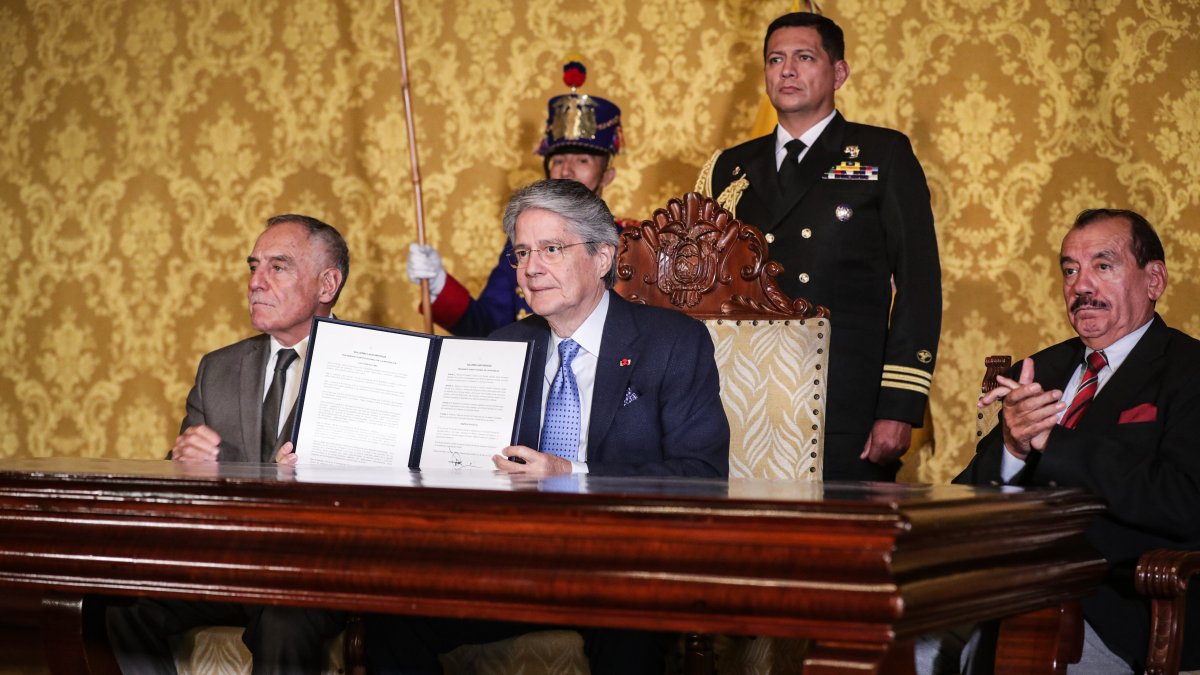 Guillermo Lasso junto a Paco Moncayo (i) y Wagner Bravo (d) en la firma del decreto.