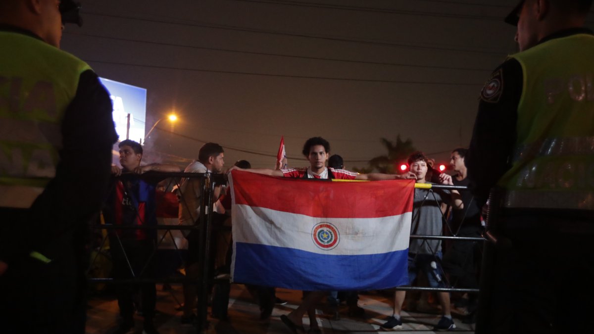 Personas se manifiestan contra un supuesto fraude electoral, en Asunción (Paraguay), en una fotografía de archivo.