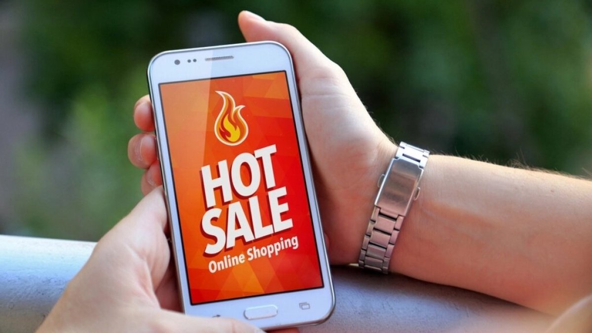 Comercio.- Una persona va a realizar compras en línea.