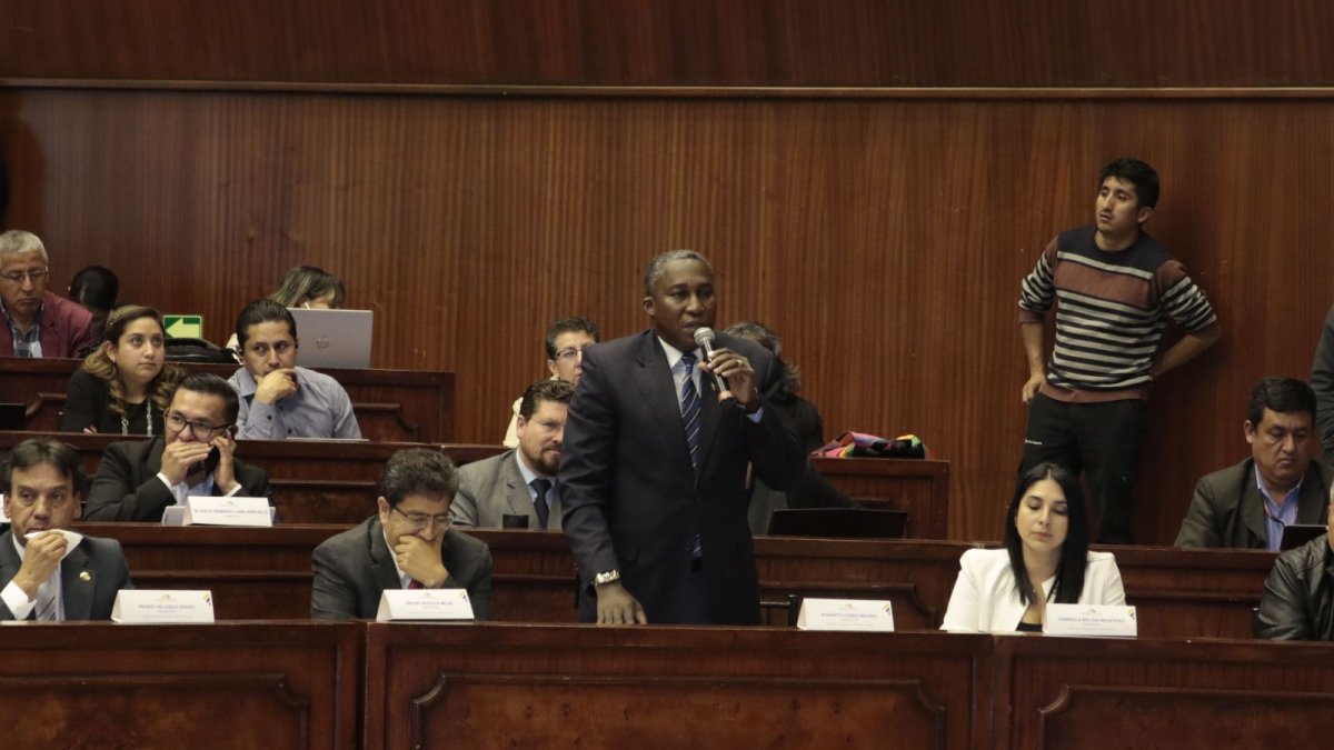 Inconforme. Roberto Cuero (de pie) y su colega Gabriela Molina son dos de los firmantes de la amenazante carta del correísmo a los asesores.