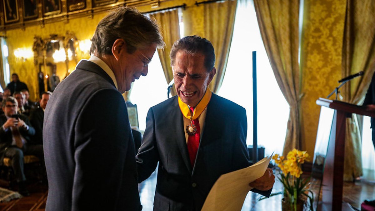 El presidente de la República, Guillermo Lasso, condecoró al periodista Alfonso Espinosa de los Monteros en la orden Nacional en el grado.