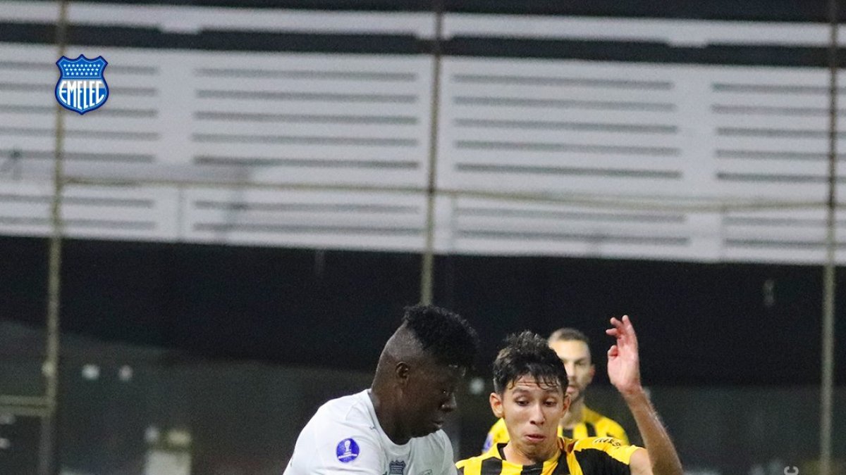 El ecuatoriano Alejandro Cabeza (i), delantero azul, volvió se reencontró con el gol.