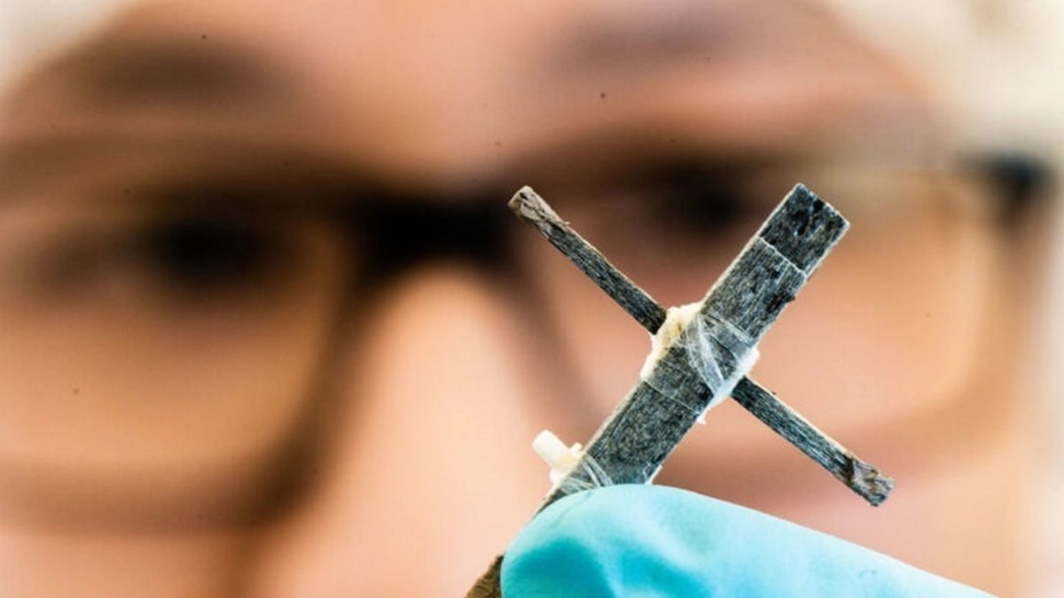 Tal como se muestra ese dispositivo hecho en madera.