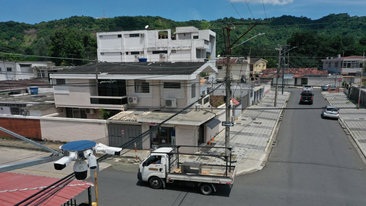 Ubicación. Las cámaras vigilan a tres direcciones; su ubicación previa daba una vista amplia de las dos calles.