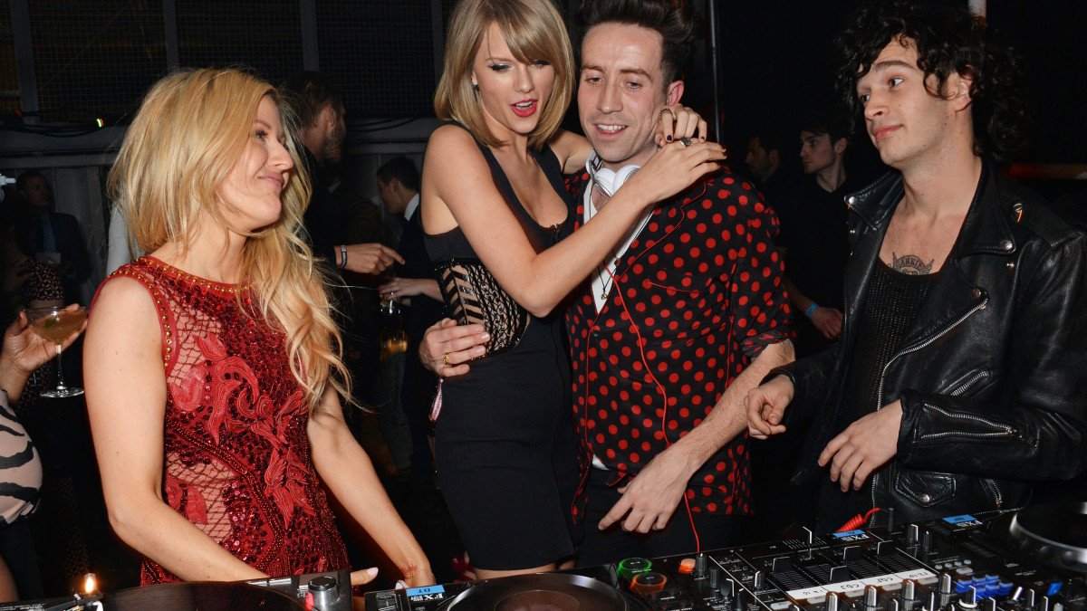 Matty Healy y Taylor Swift, de fiesta, en febrero 25 del año 2015.