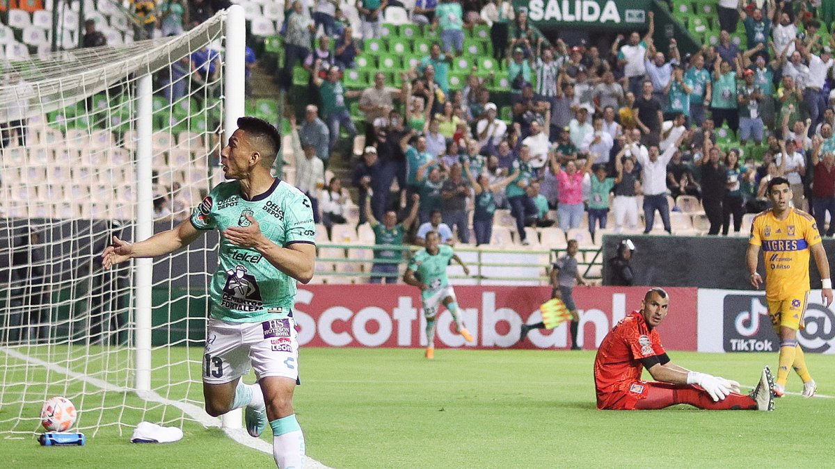 Ángel Mena (i) del León, celebra su gol anotado a Tigres.