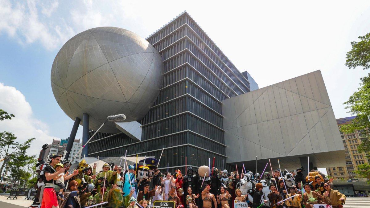 Taipei (Taiwan), 04/05/2023.- Star Wars fans en las afueras del Taipei Performing Arts Center durante la celebración del Star Wars Day.