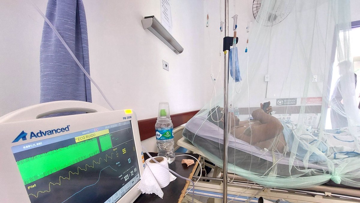 Un paciente con dengue recibe tratamiento en un hospital, en una fotografía de archivo. 