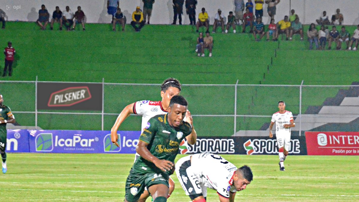 Cristhian Solano (i), extremo de 24 años, sería titular en el Orense.