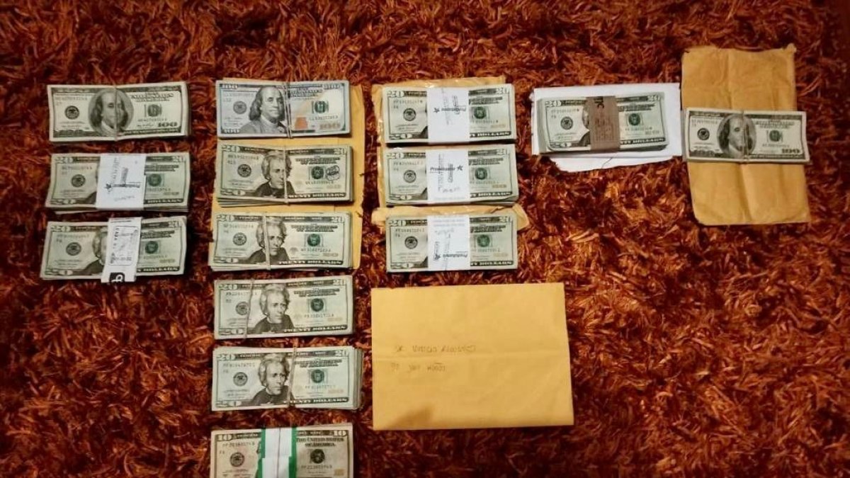 Evidencias. Dinero en efectivo es parte de lo que se halló en los allanamientos.