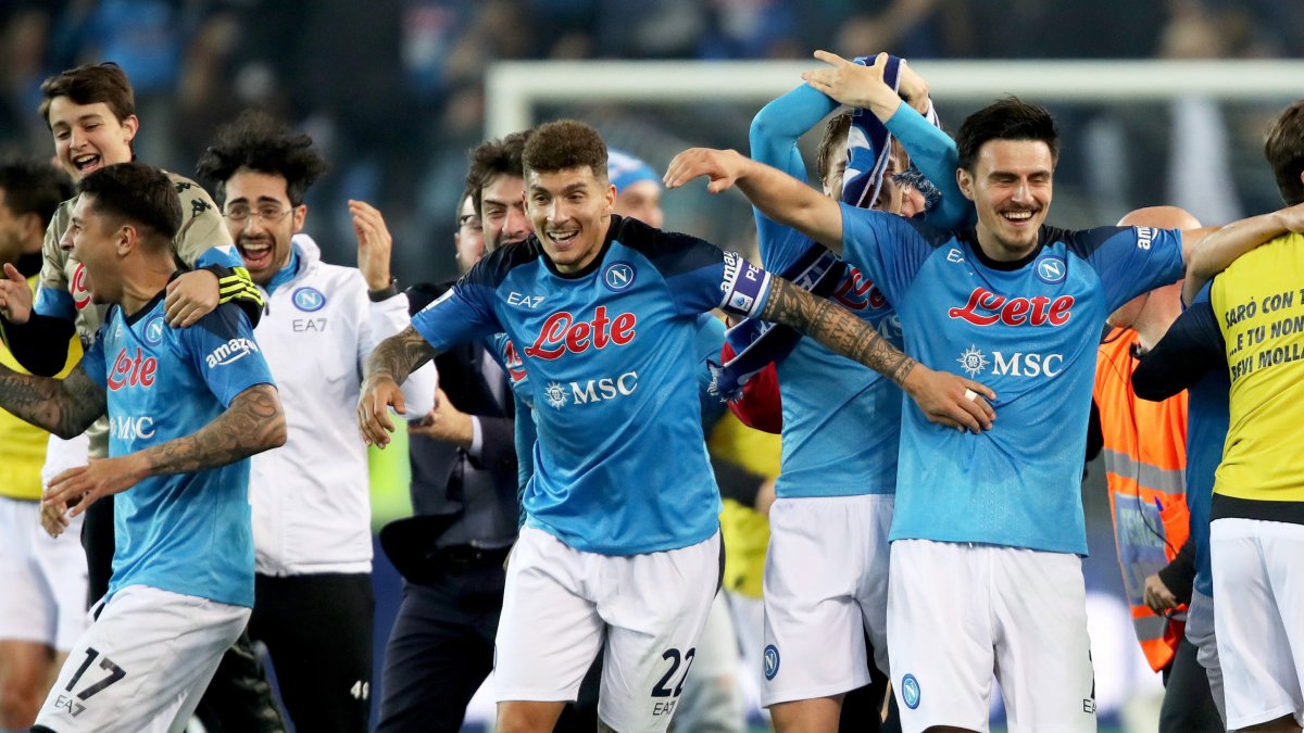 El equipo napolitano llenos de euforia luego del pitazo final.