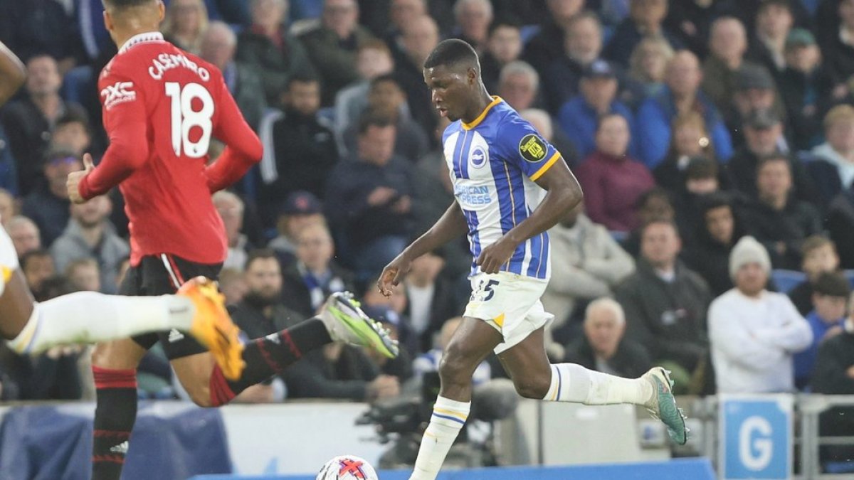 El DT De Zerbi sorprendió al alinear con Moisés Caicedo (d) de lateral derecho.