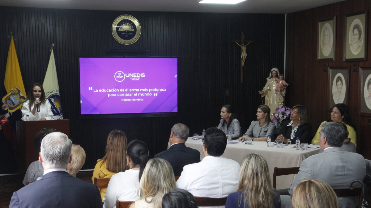 Un gran número de personas asistió al lanzamiento. Entre ellos Sara Vizuete, subsecretaria de Educación; Francisco Jarrín, de la Cámara de Industrias; Cinthya Game, ex viceministra de Educación.