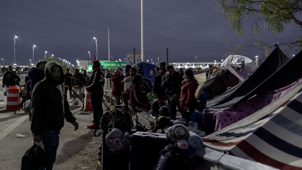 Migrantes permanecen varados en el paso fronterizo Chacalluta, donde esperan solucionar su situación migratoria, el 3 de Mayo 2023, en Arica (Chile).