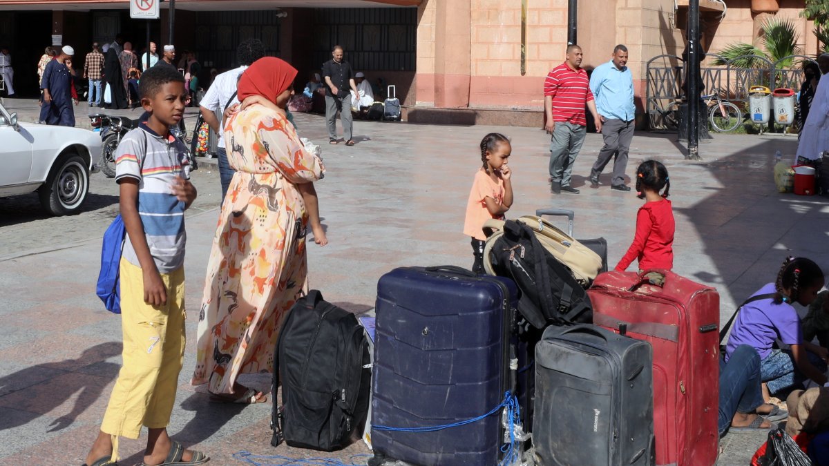 Las personas que huyeron de Sudán esperan afuera de la estación de tren en Asuán, Egipto, el 4 de mayo de 2023.