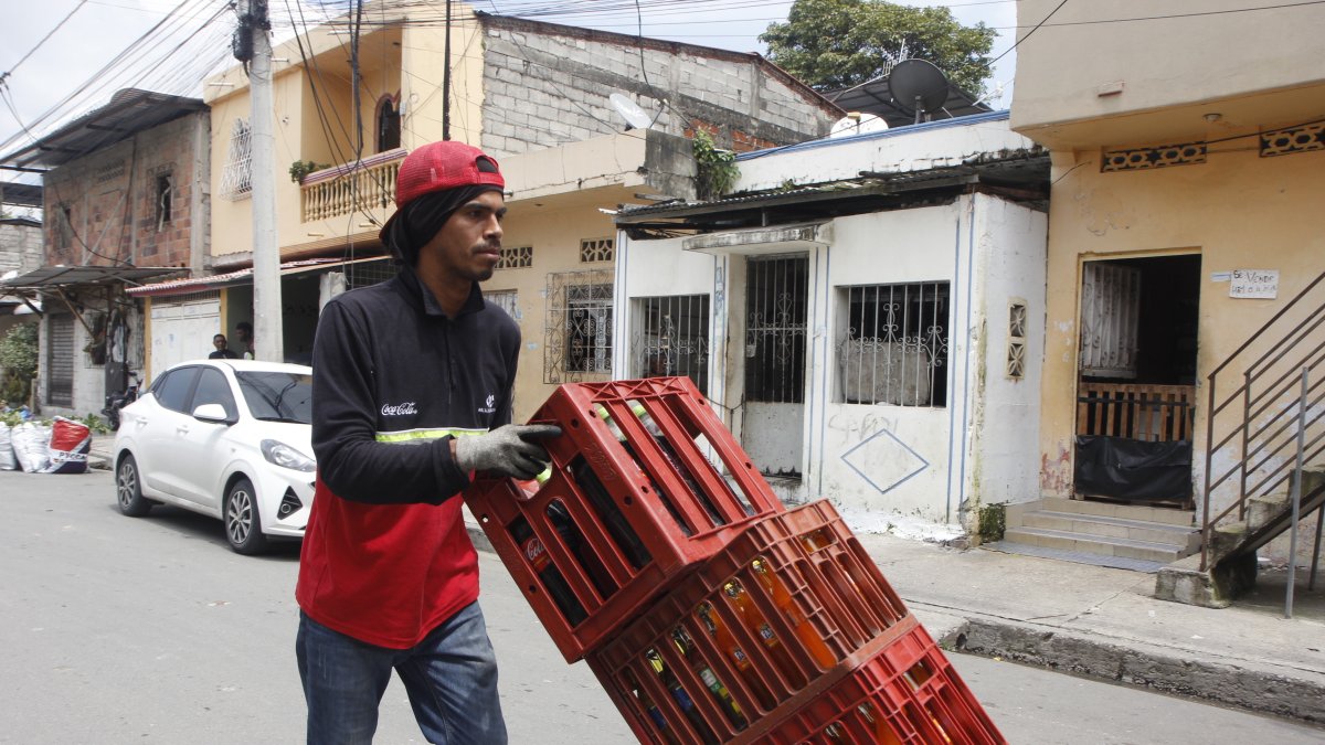 Marlon Ganchozo, quien ganó dos títulos con los albos, trabaja como vendedor de bebidas. Resaltó que es feliz en su nueva actividad, pero anhela volver a las canchas.