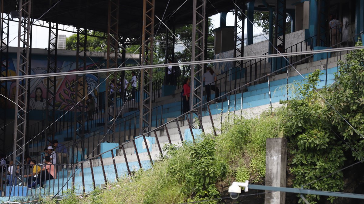 Las instalaciones del colegio Dolores Sucre están sobre una loma, cuyas tierras ceden con las lluvias y ponen en riesgos el patio y los pabellones de aulas. Algunas de estas están cerradas.